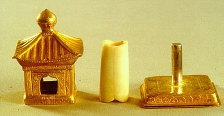 the finger bone of the Sakyamuni Buddha